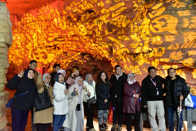 黃龍洞景區(qū)春節(jié)活動精彩啟幕，中外文化交融共譜新春樂章