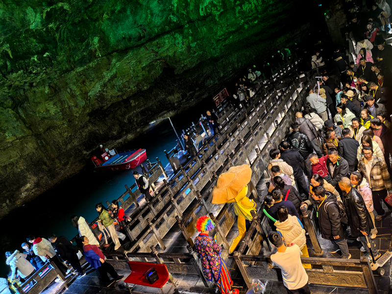 黃龍洞景區(qū)有序應(yīng)對客流高峰，近萬中外游客共享“潮玩中國年”